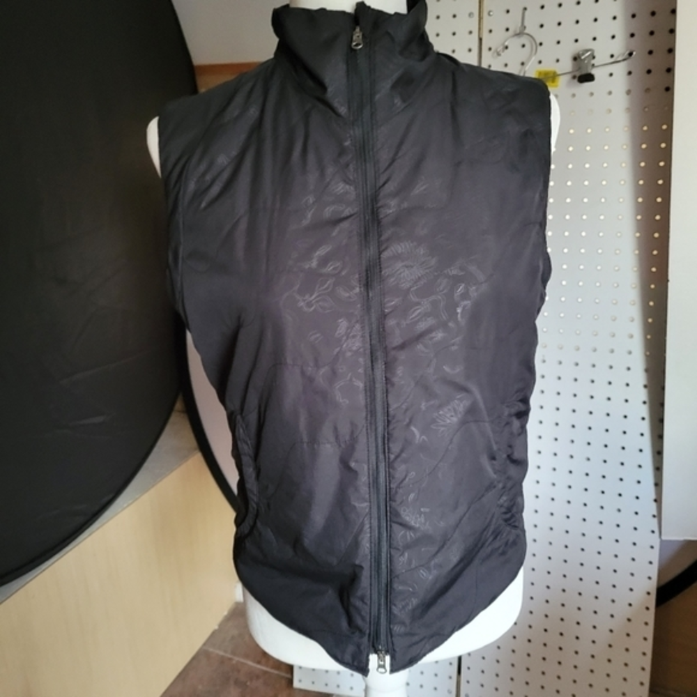 Columbia size Small women's‎ black patterned vest